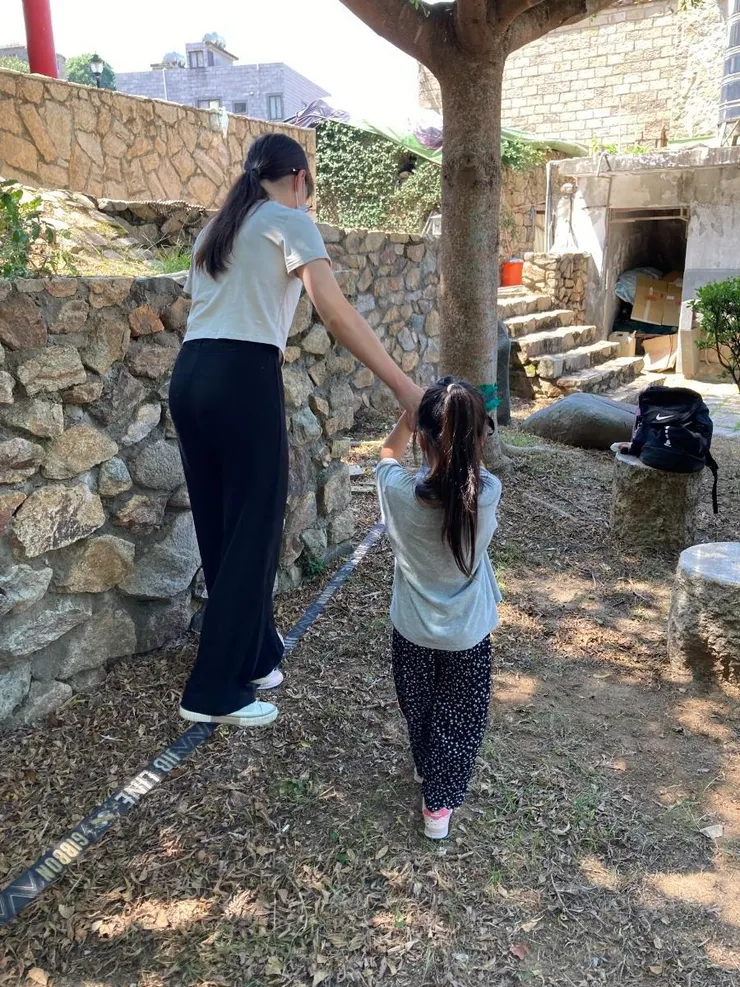 媽媽我長大了，我也可以牽著你，跟你一起前進