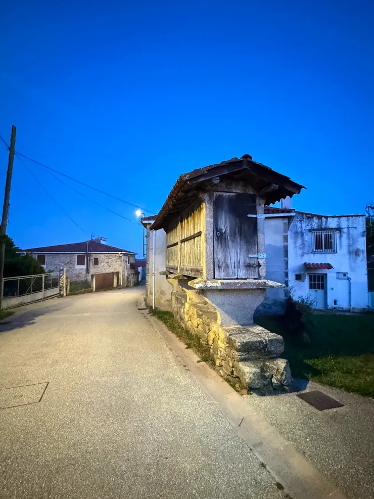 太陽還沒出來前天空是藍的～有點漂亮～（右邊這個架高前後通風的建築是穀倉哦～）
