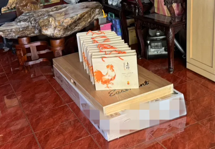 上好滴雞精兩盒以上，送你藝術家張清田老師親筆書法斗方