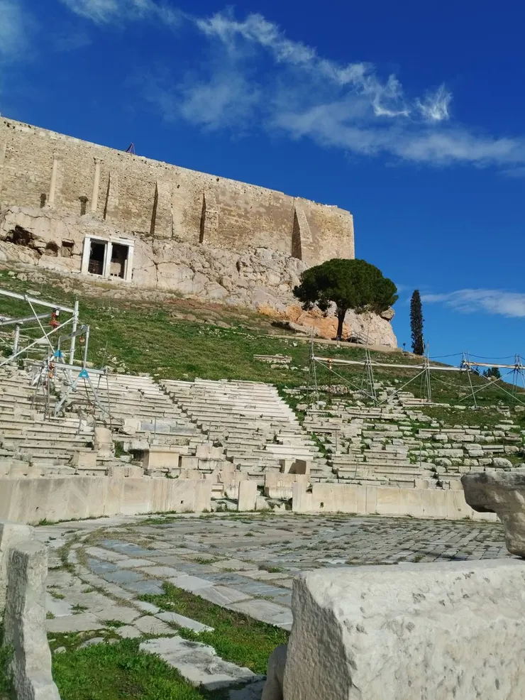 戴歐尼修斯劇場(Theatre of Dionysus),不會分的話,可以進去的才是酒神劇場