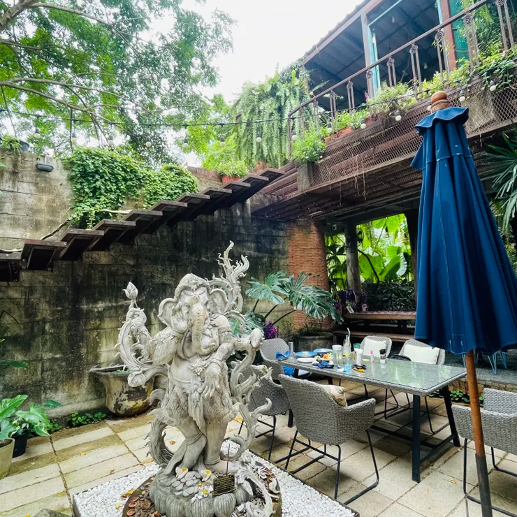 在綠意盎然的庭院用餐