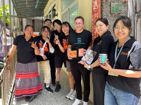 泰國社會企業Steps Community（步調社群）人員(右3)來訪，走入伊甸的服務現場。