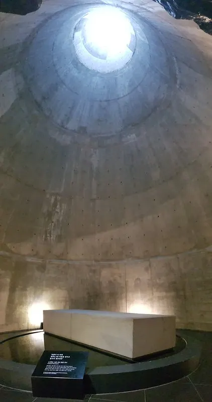 圖2：四三和平紀念館的「白碑」。