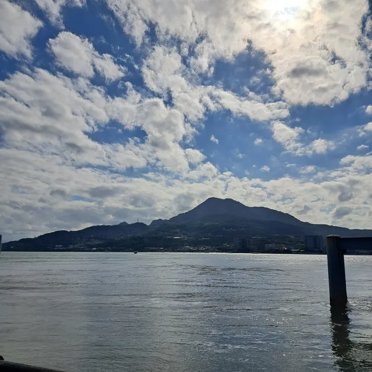 河面很安靜，山在遠遠的地方。