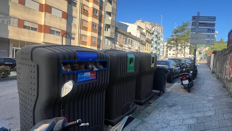 波多道路旁有大型垃圾箱，行人道在建築物牆上有小型垃圾箱。