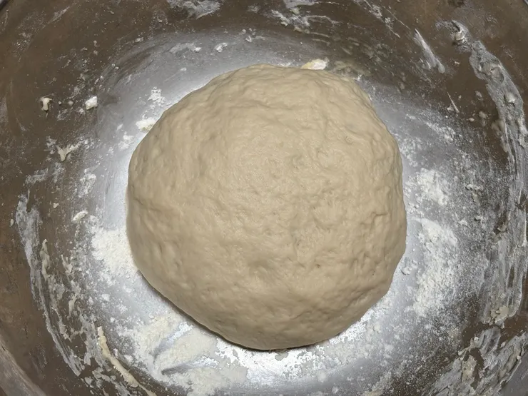 麵團揉到光滑不黏手，靜置2小時，等待發酵。