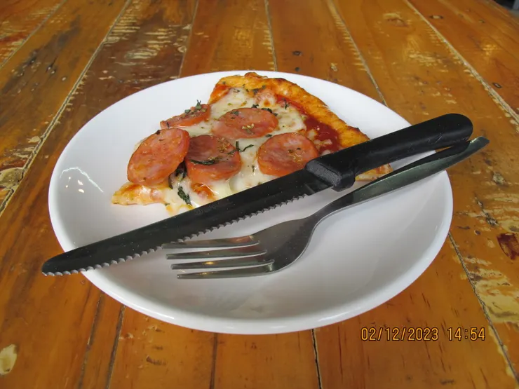 這就是那一角pizza。看起來挺好吃，但份量真的很小。