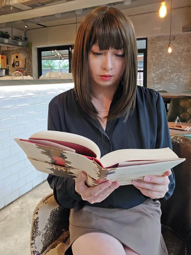 隨手拿本店內的書來翻翻,裝一下氣質女孩