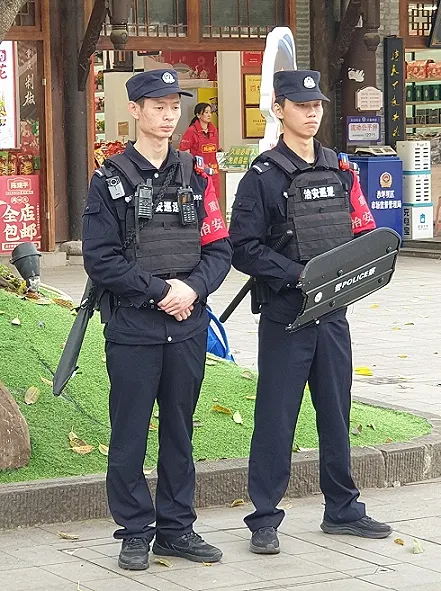 人潮眾多,出動警察駐守維持治安