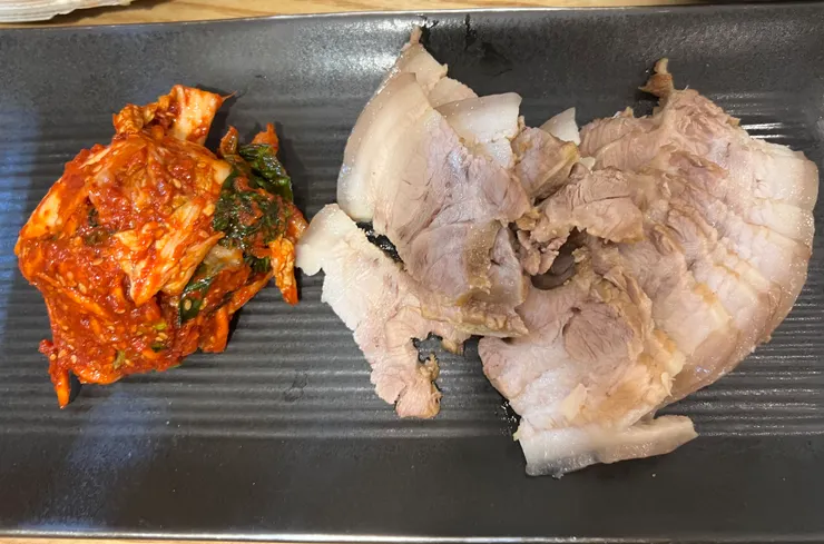 包肉，豬肉非常軟，吃起來沒什麼味道，搭配泡菜剛剛好