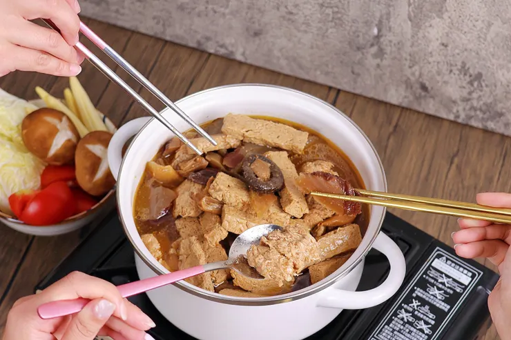 圖說：愛雅辣呦招牌香辣鍋及輕卡汕頭鍋，不僅豐富底料，湯頭扎實美味，不僅讓茹素者輕鬆享用，連葷食者也愛不釋手。（資料來源：愛雅辣呦）