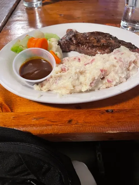 在 New Brunswick 的酒館吃牛扒餐，才不過十五元加幣。