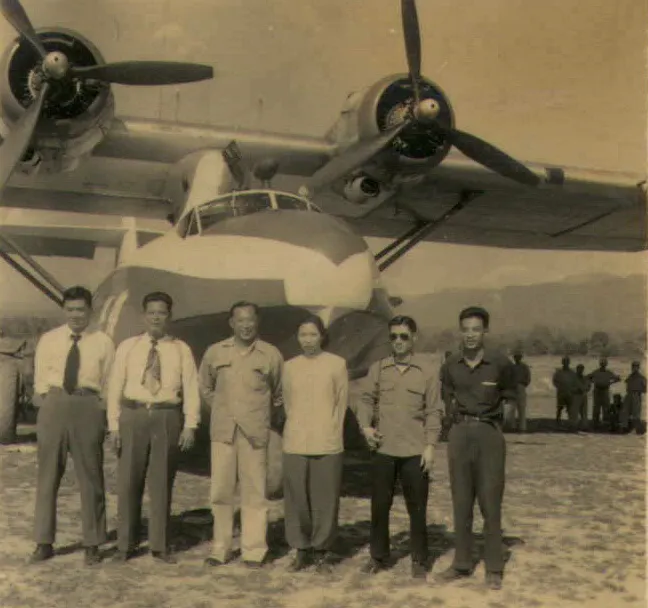 李彌夫婦與飛行員在猛撒機場。翻攝自覃怡輝著《金三角國軍血淚史》
