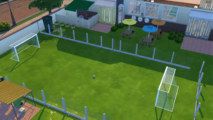 我不知道一個標準的足球場有多大，但已經因應校園的面積盡量規劃了。