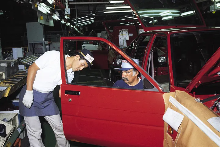 NUMMI 的員工前往 Toyota 工廠學習與訓練，Source: Toyota 