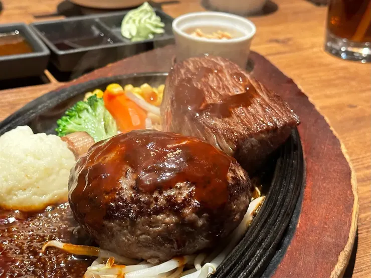 和牛牛扒及漢堡扒上被淋上牛肉汁，還可以配上特製的醬汁食用！