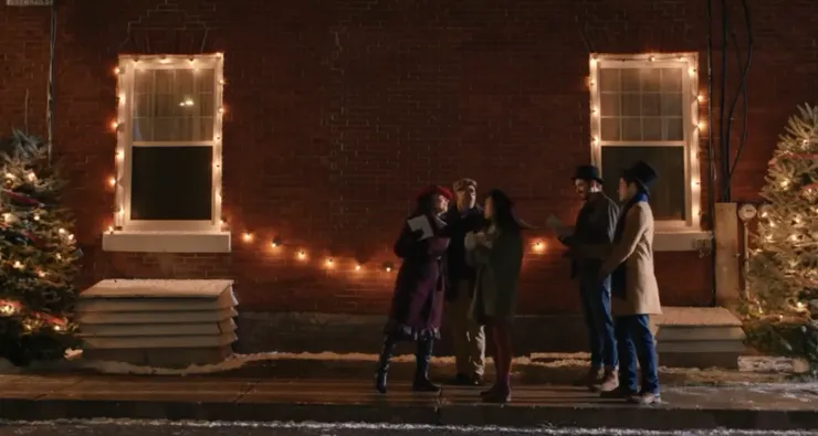 挨家挨戶按門鈴唱頌歌。