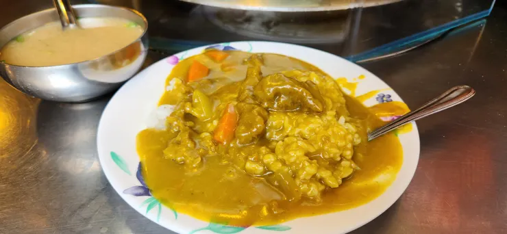 不是最美味，但是最讓我懷念的基隆廟口咖哩飯。曾經你為了我想要吃這碗咖哩飯而半夜帶著全家開車從台中到台北吃宵夜，等到回到台中時已經是凌晨二點了。我不確定我是否還能再自已去吃這碗咖哩飯與味噌湯。因為曾經帶著我從小吃到大的爺爺還有父親都已經不在了……