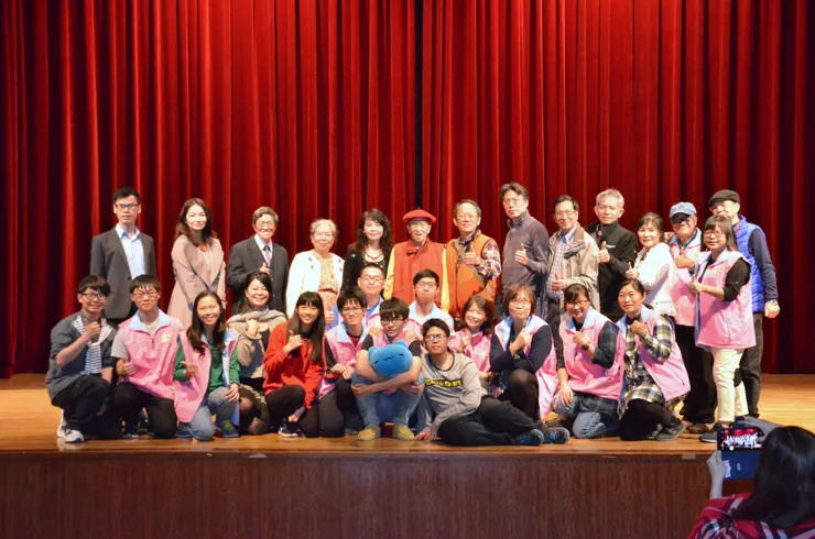 20180324 【梅好時光】李梅樹紀念音樂會 活動會後大合照 中間著紅色帽子的即為李景暘老師