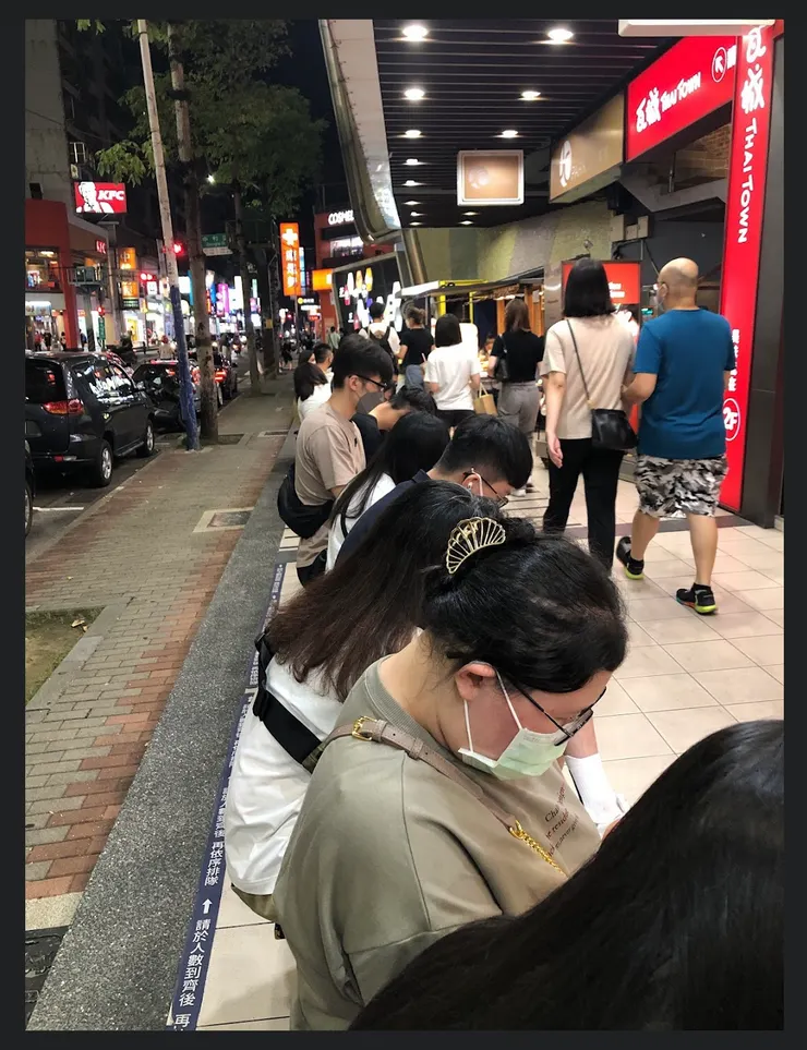 好再靠近一點的位置有提供座椅 過程中也不時有員工出來問水遞茶