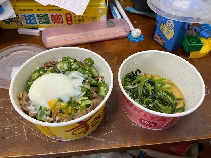 秋葵燒肉牛丼+一顆是溫泉蛋、青菜
