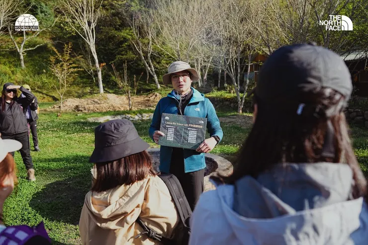 在火堆前分享野外用火要點與生火原理，太有臨場感了！