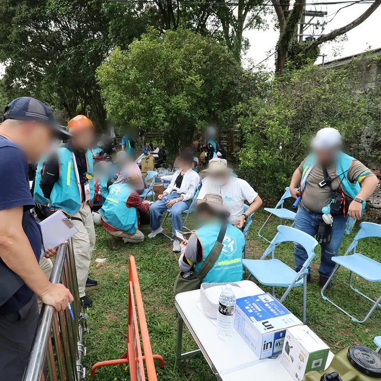 演訓最開頭因場地仍有無人機與未爆彈尚未排除、大部分單位只能先在外部集結點等待環境安檢回報，但此時災民已經湧入現場尋求協助，收容組則很貼心的先進行簡易部署做臨時安置，到後面正式部署後才有安檢與登記資料等正式程序
