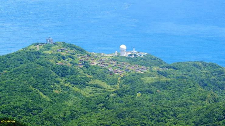 ▲白色圓球為三貂角雷達站,旁為極東點三貂角燈塔