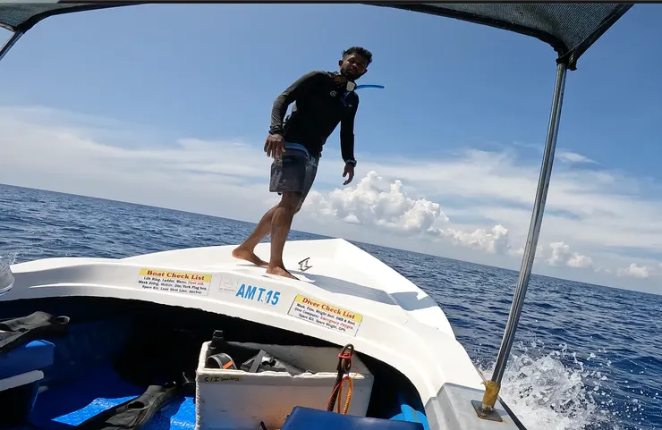 專業的潛導，總是站在船頭尋找鯨的蹤影