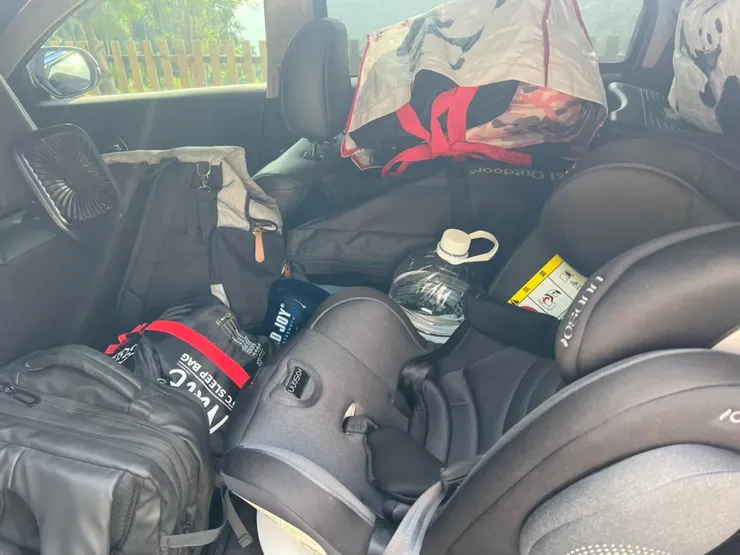 到營地的車上一團亂