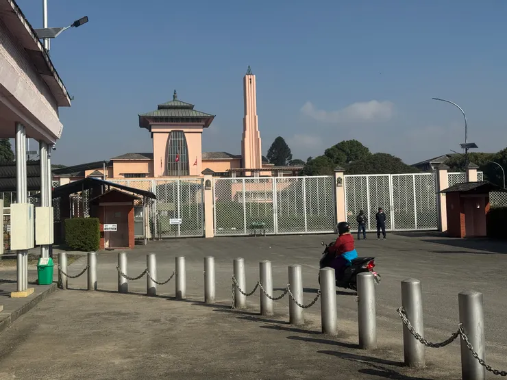 手機與相機止步於此,左邊的小門中還要搜身檢查。