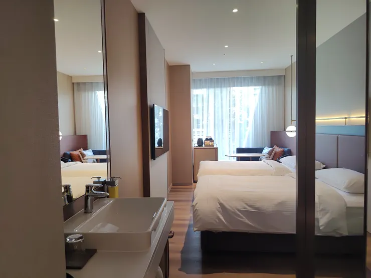 房門到窗邊的方向