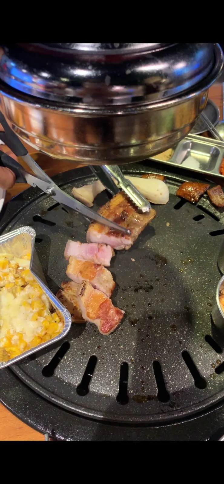 B的父親正為我們烤肉