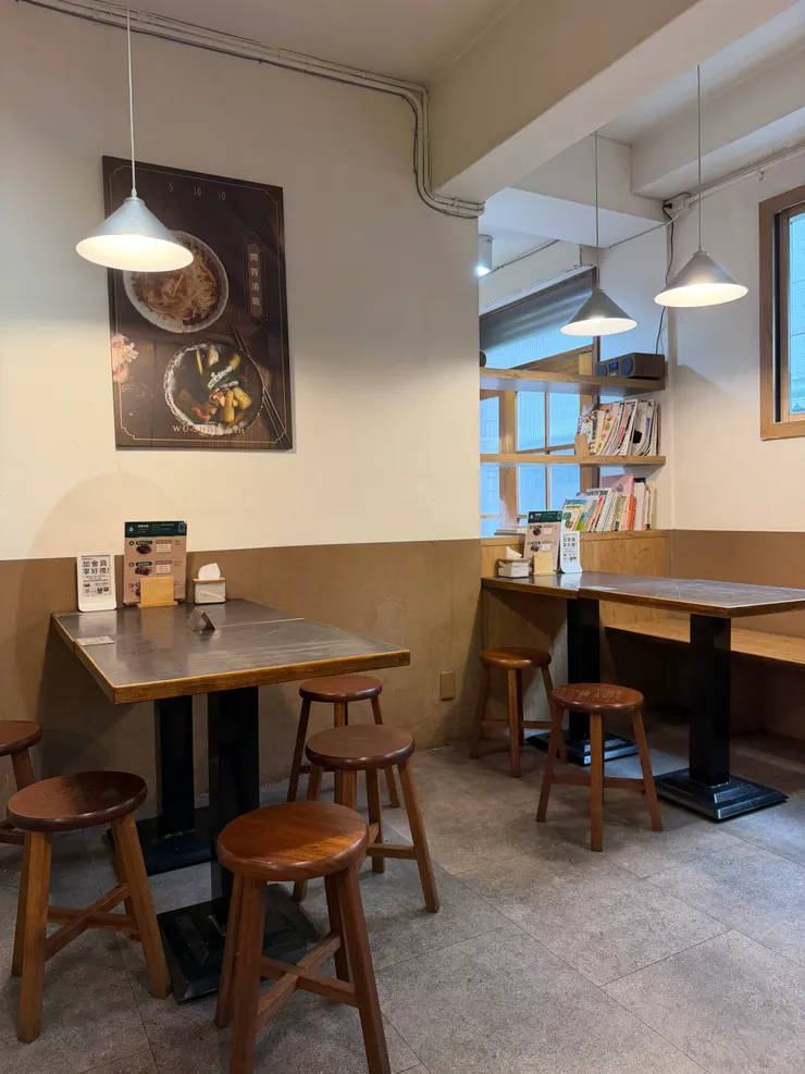 店內的裝潢簡單中帶點小文青