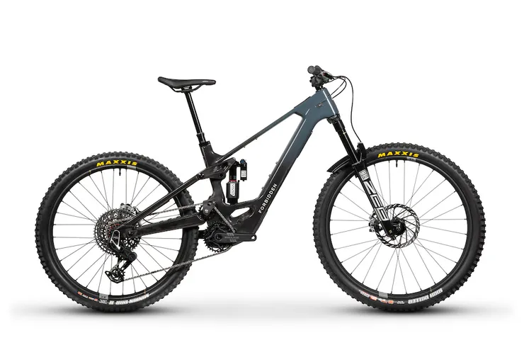 Druid E 是世界上首款真正比例化尺寸的電動登山車。由於電動輔助,其幾何和騎乘姿勢更偏向於下坡導向,注重操控性和穩定性。