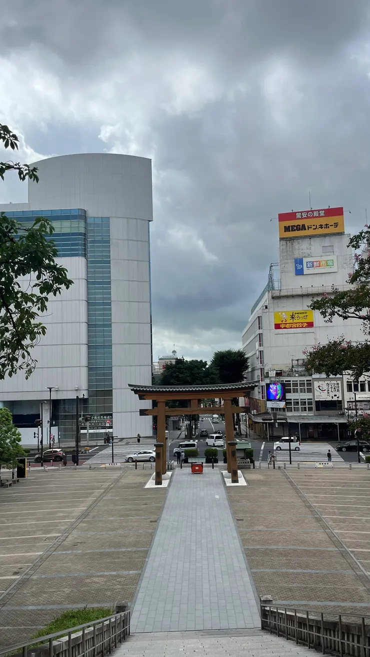 從車站大馬路散步約20分鐘，可抵達鳥居。