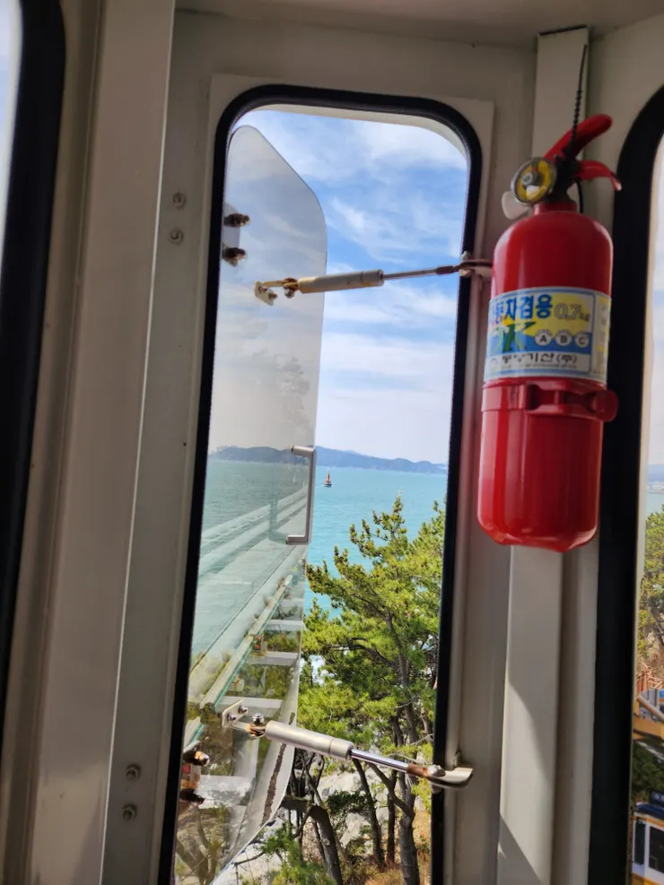 膠囊列車窗戶可推開透氣