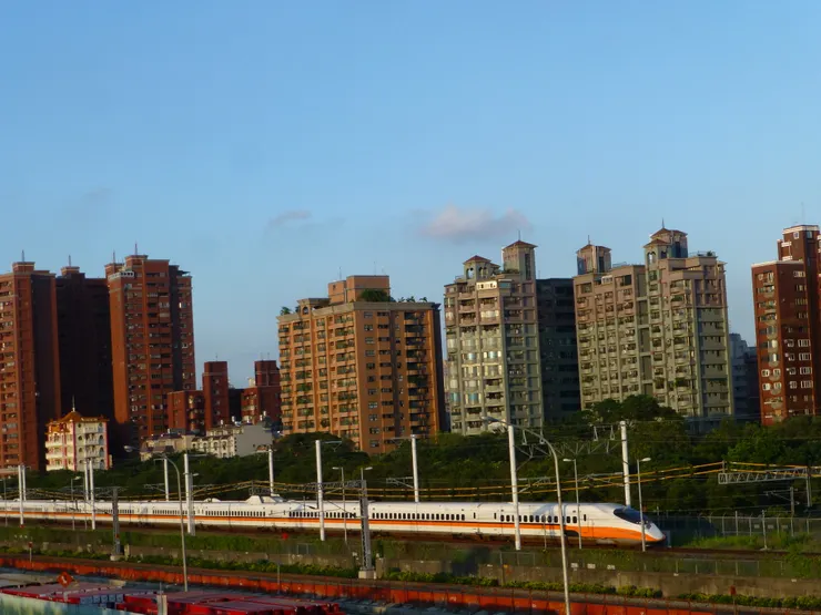 圖示：西元2013年六月，台灣高鐵列車停靠在左營站南端，旁邊是還沒地下化的台鐵軌道。圖片來源為張居隱：https://www.shutterstock.com/zh-Hant/image-photo/1828567061