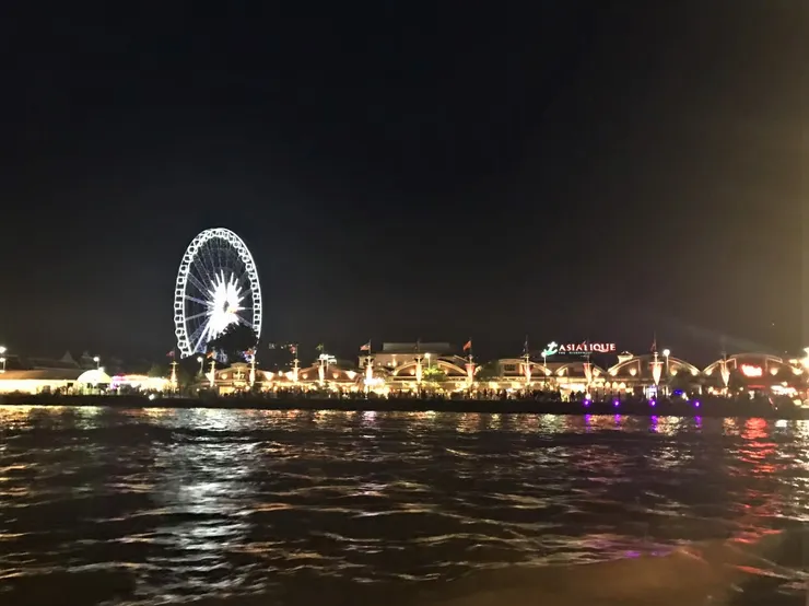 搭船是曼谷最快的交通工具