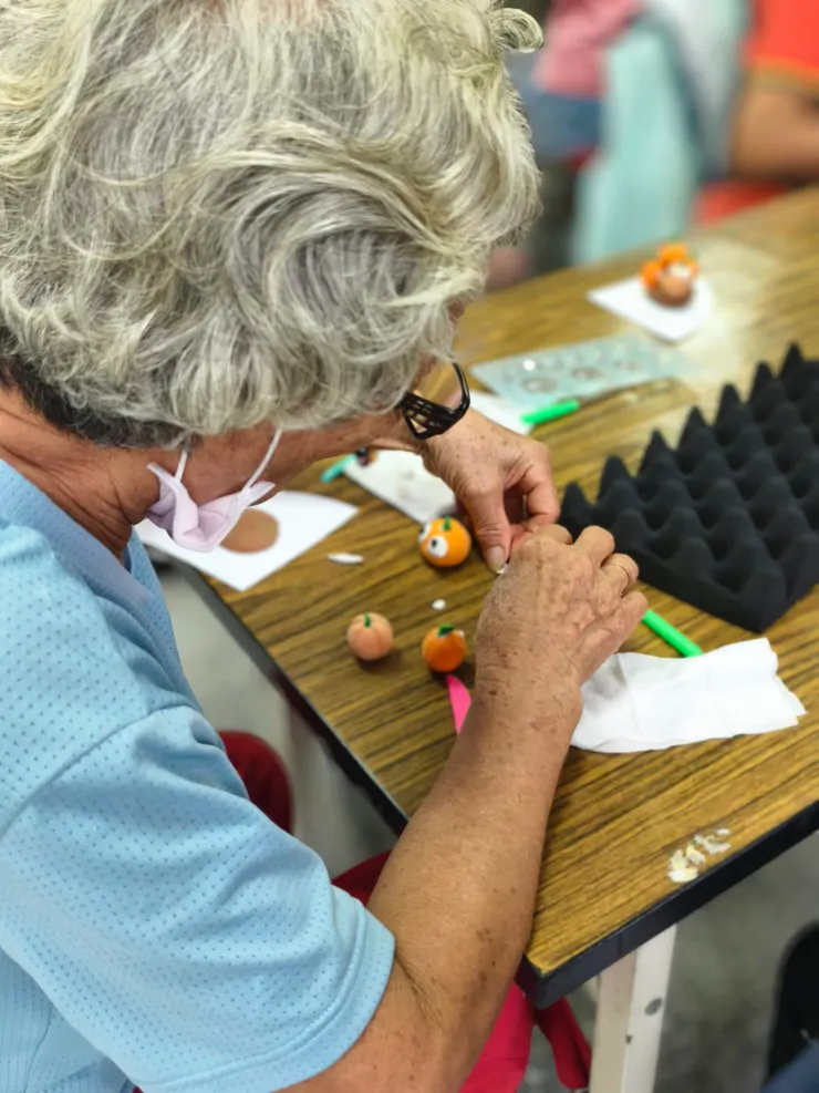 專注的力量。透過拆解步驟（Graded Activity），我們讓長輩在單一、重複的動作中建立安全感。看這位阿嬤的眼神，多麼專心致志。