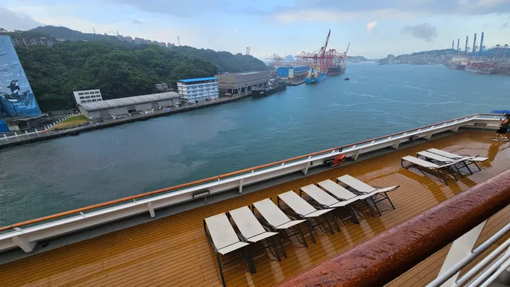 甲板上的躺椅看起來好舒服呀!