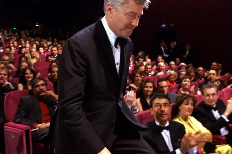 《穆荷蘭大道》是大衛·林區執導的一部超現實心理驚悚電影，以非線性敘事、夢境與現實交錯的方式，挑戰傳統敘事模式，成為電影分析與解讀的經典案例。圖為林區在2001年戛納電影節上登台領取最佳導演獎時獲得熱烈掌聲。攝影: Robert Gauthier/Los Angeles Times/Getty Images