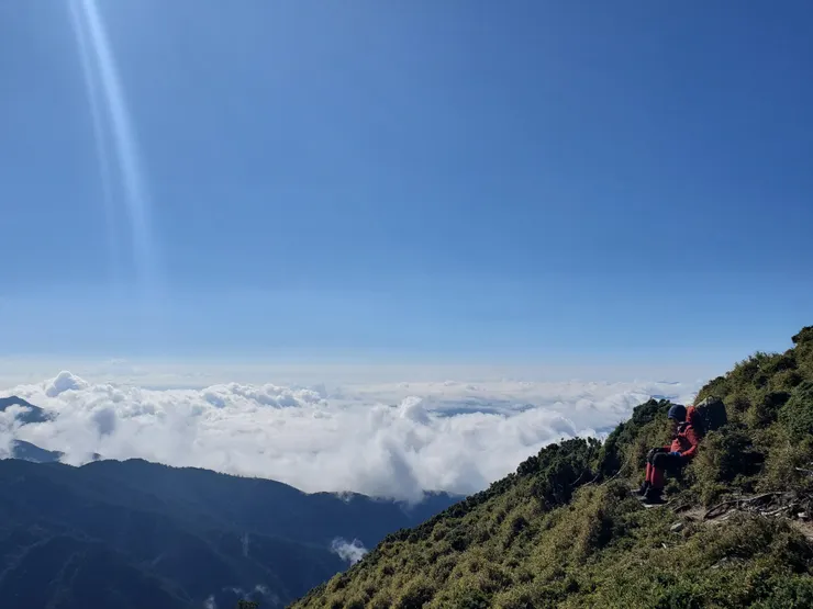 邊走邊睡的隊友與雲海