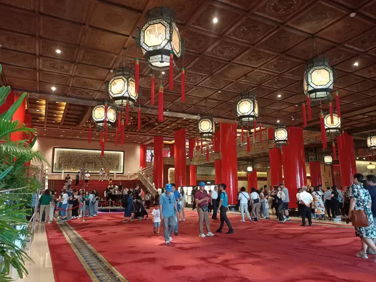 一進門，就看到紅通通的地毯，跟很多燈籠，感覺像是穿越了啊！