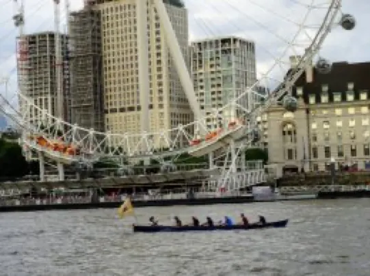 河中有人在划龍舟