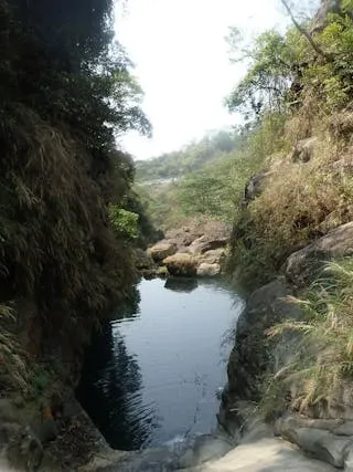 從水底仰望遙不可及的水面：這或許是罹難者生前所看見的最後一幕