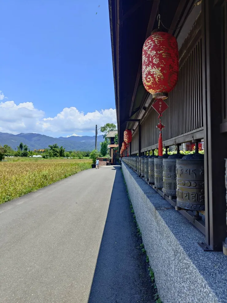 轉經輪步道外一角，初夏的陽光已經開始逐漸刺眼