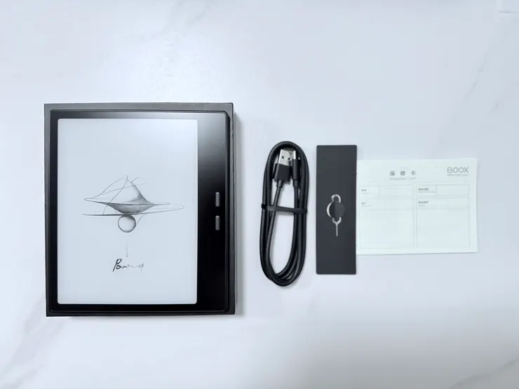 包裝內含充電線、卡槽、保修卡及機身本體。