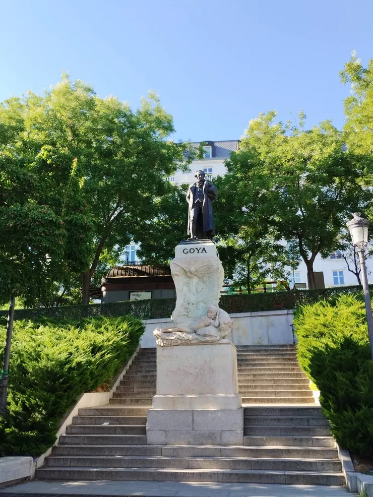 博物館門口，哥雅的雕像