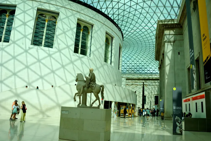 【中庭的環狀廣場十分遼闊壯觀，透明玻璃圓頂採光無礙，三角網格狀棚架，形成特殊的光影效果。】